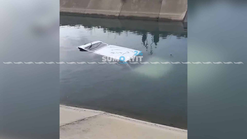 Sumqayıt: su kanalına avtomobil düşüb