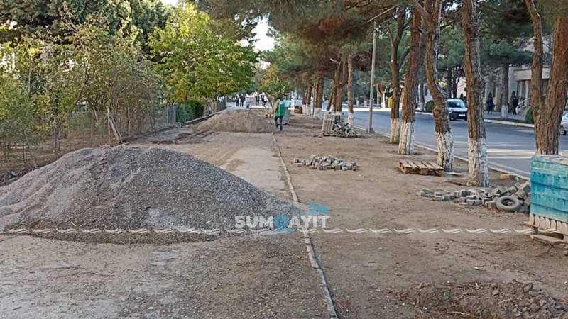 C.Cabbarlı küçəsində səkilərin örtüyü yenilənir
