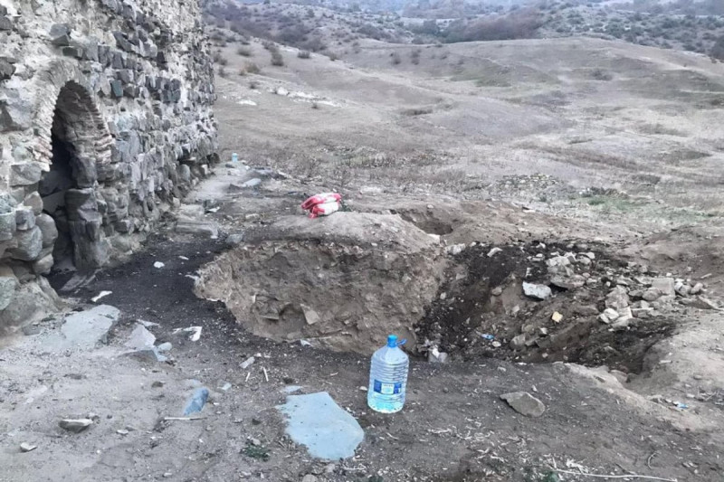 Qızıl ovuna çıxan Sumqayıt sakinləri tarixi abidəni sökmək istəyiblər