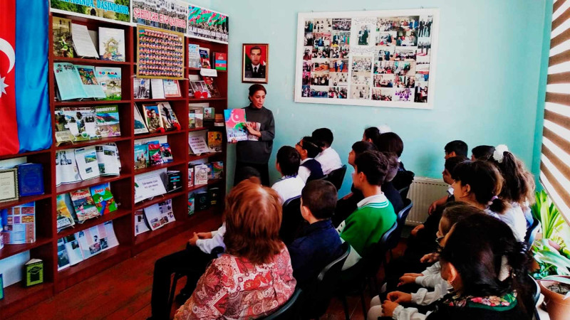 Məktəblilərin iştirakı ilə biblioqrafik xülasə keçirilib
