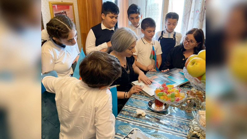 Kitabxana əməkdaşları və məktəblilər şəhid İzzət Həmidovun ailəsi ilə görüşüblər