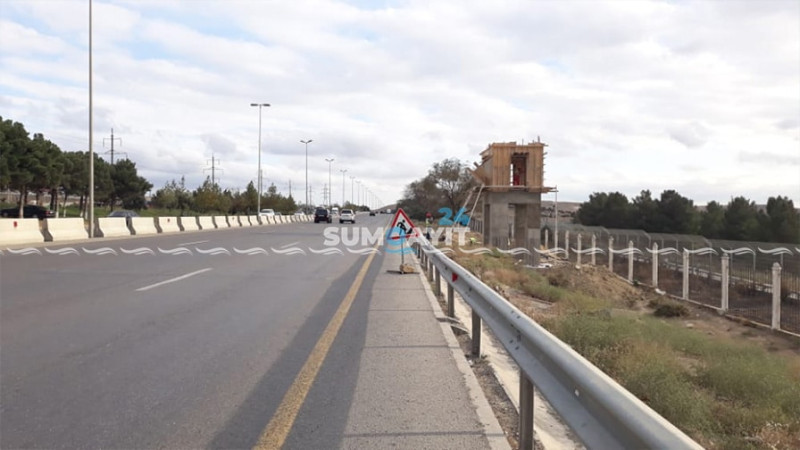 Təhülkəli yollardan birində piyada keçidi tikilir