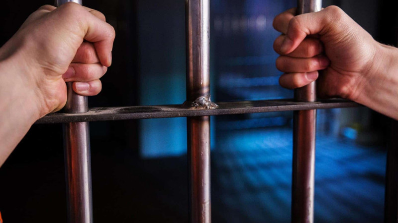 Tək yaşayan qadını öldürən ADY-nin əməkdaşına hökm oxunub