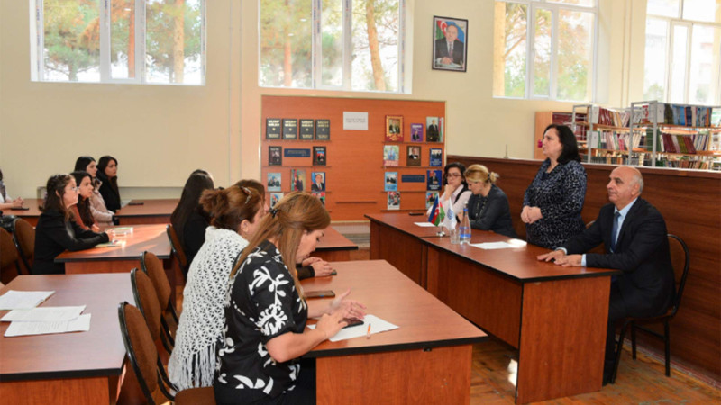 Professor-müəllim heyətinin metodiki dərs vəsaitləri sərgilənib