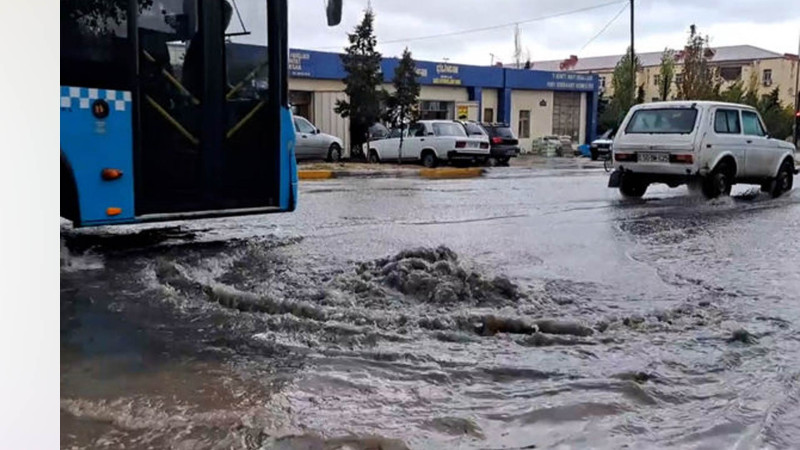 Küçəni su basıb: nəqliyyatın hərəkəti çətinləşib