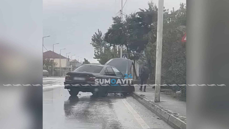 İdarəetməni itirən sürücü avtomobili bordürə çarpıb