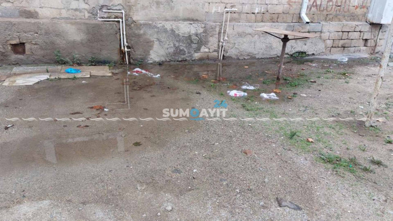 Sumqayıtda istilik borusu sızdığına görə küçəyə su axır