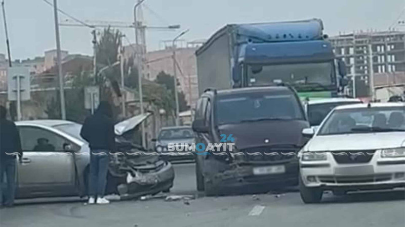 “Toyota” markalı avtomobil minivenə çarpılıb
