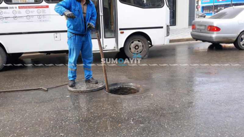 Sumqayıt: mərkəzi küçələrin birində kanalizasiya suları axır