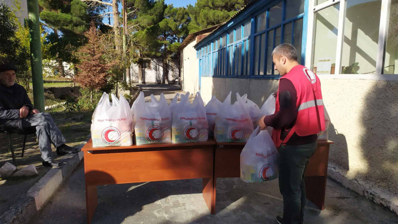 Adının hallanmağını istəməyən xeyirxah insan ahıllara yardım göndərib