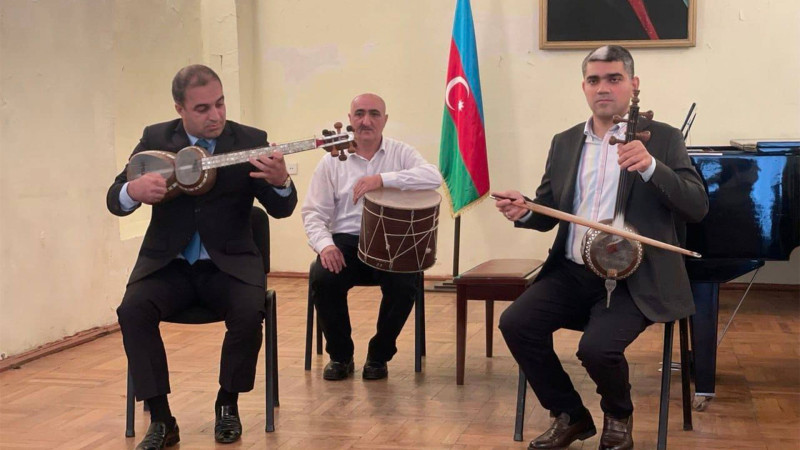 Əməkdar artist Toğrul Əsədullayev məktəblilərə ustad dərsi keçib