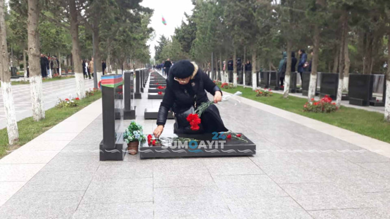 Yüzlərlə sumqayıtlı Şəhidlər xiyabanına axışıb