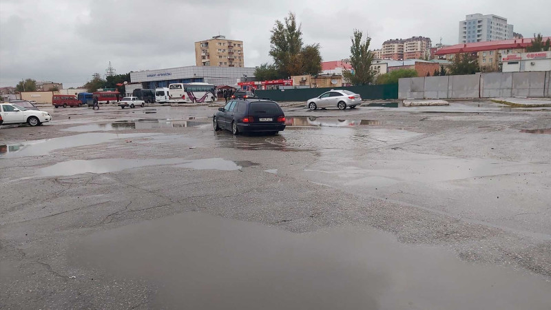 Avtovağzalın ərazisi böyük bir “göl”ə bənzəyir