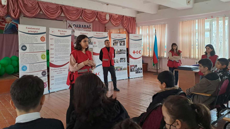 Şəhər məktəbində “Beynəlxalq Qızıl Xaç və Qızıl Aypara Hərəkatı” mövzusunda seminar keçirilib