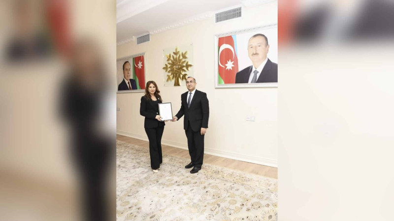 YAP-ın yubileyi münasibətilə 11 nömrəli məktəbin əməkdaşı mükafatlandırılıb