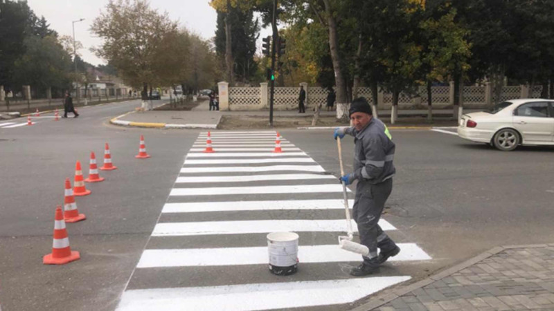 Şəhər ərazisində nişanlanma xətləri rənglənib