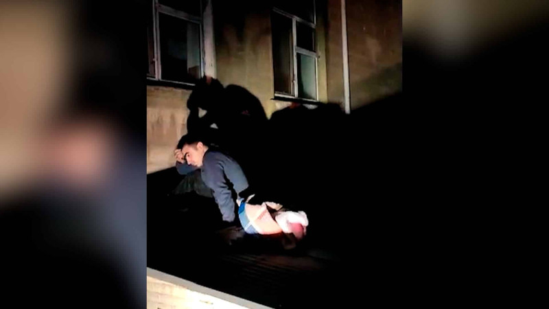 Sumqayıtda 24 yaşlı kişi eyvandan yıxılıb