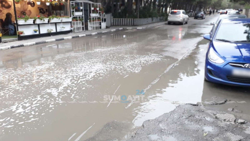 15 nömrəli məktəbin yolu keçilməz haldadır