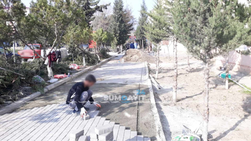 Bakı küçəsində piyada səkiləri təmir edilir