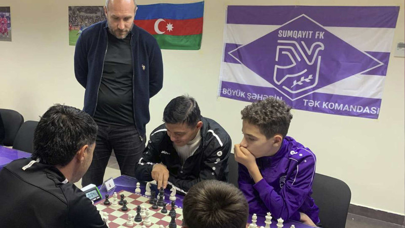 Futbolçu və məşqçilər arasında şahmat yarışı keçirilib