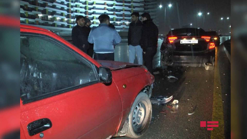 Bakı-Sumqayıt yolunda qəza: iki avtomobil toqquşub