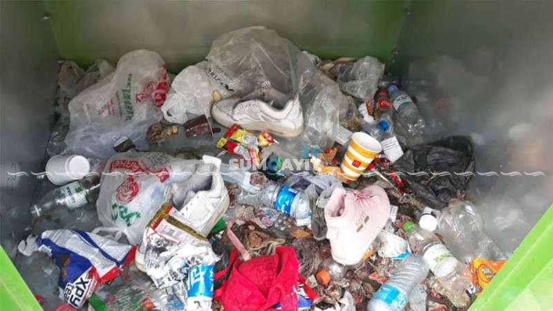 Paltar üçün nəzərdə tutulan qutular zibillə doludur