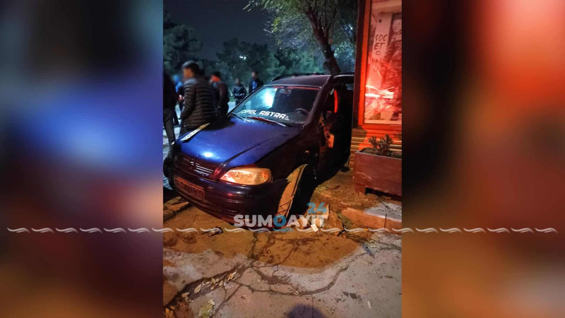 Sumqayıtda qəza: “Opel” yük maşınına, sonra isə obyektə çarpılıb