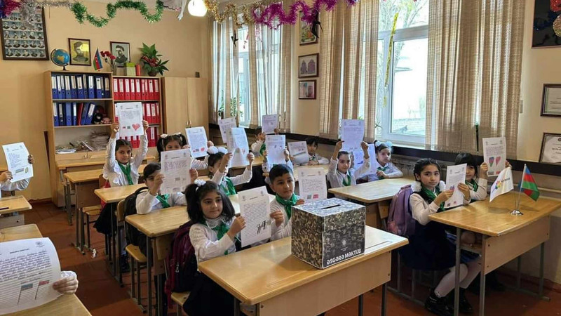 Şagirdlər əsgərlərə öz ürək sözlərini yazıblar