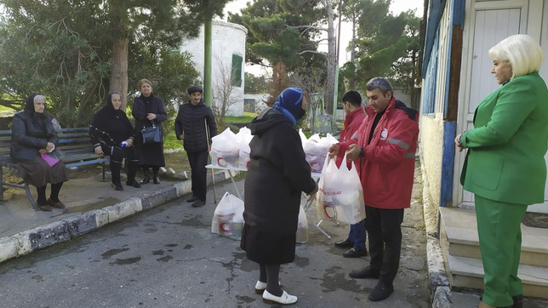 Adının hallanmağını istəməyən xeyriyyəçi ahıllara yardım edib