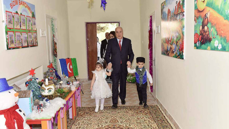 İcra başçısı uşaqlara bayram hədiyyələri təqdim edib