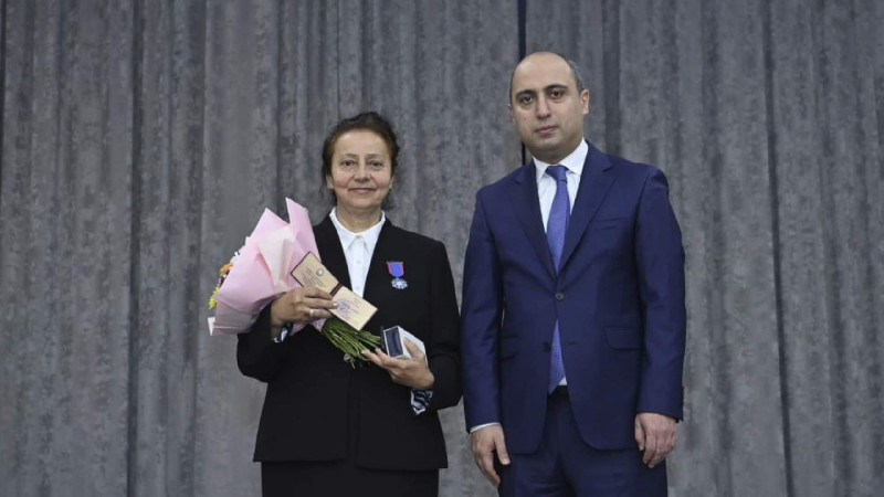 Təhsil işçisinə Əməkdar müəllim fəxri adı verilib