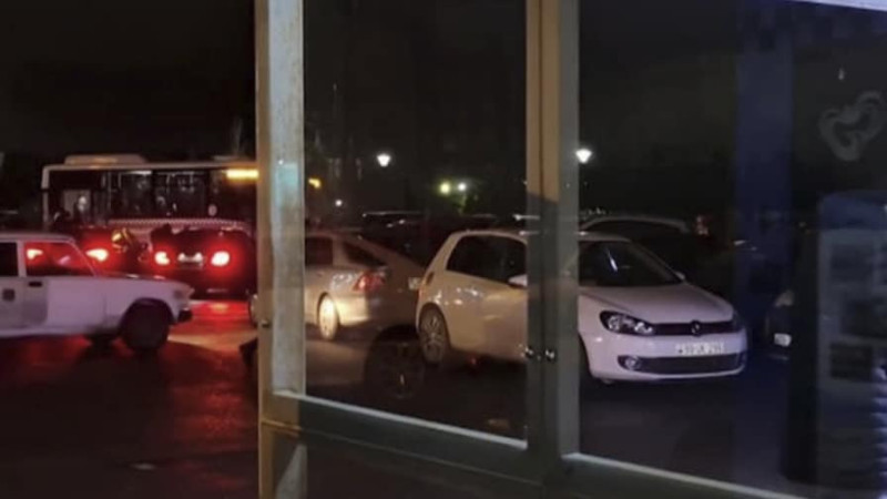 Avtobus dayanacağının ərazisi avtomobillərlə zəbt olunub