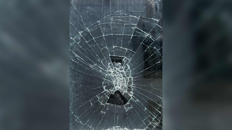 Sumqayıtda yeniyetmə qatarın şüşəsini sındırıb