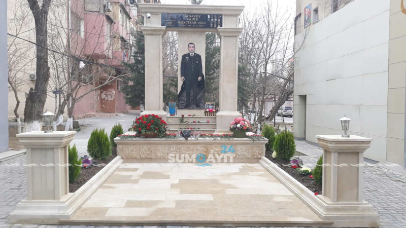 Oğurlanan şəhid plakatının yerində xatirə abidəsi ucaldıldı