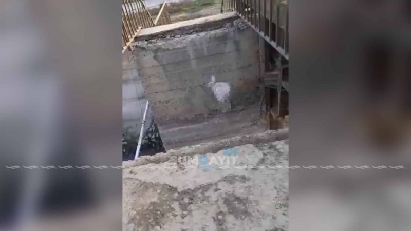 Sumqayıtda körpü çöküb: kişi və uşaq kanala düşüblər