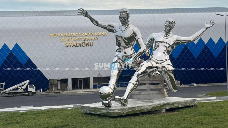 Mehdi Hüseynzadə stadionunun önündəki lövhə yığışdırılıb