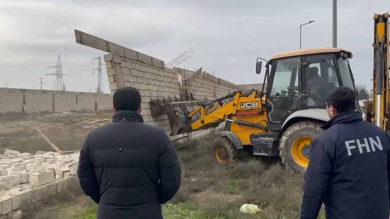Sumqayıtda sənədsiz tikilən obyekt sökülüb