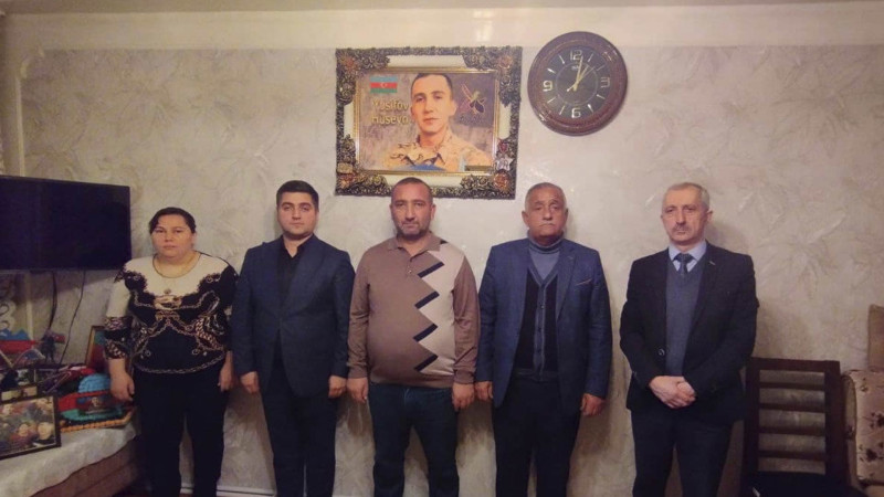 Məktəb kollektivi şəhid Hüseyn Yusifovun ailəsinə baş çəkib