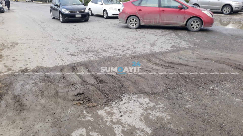 Avtovağzalın önündə avtomobillər çuxurda ilişib qalır