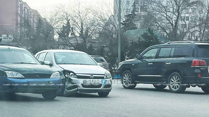 Sumqayıtda iki avtomobil toqquşub