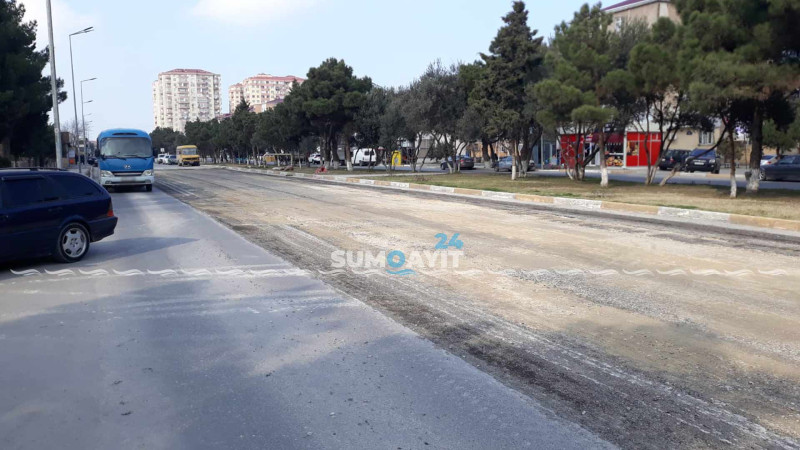 Bakı küçəsində avtomobil yolu təmir edilir