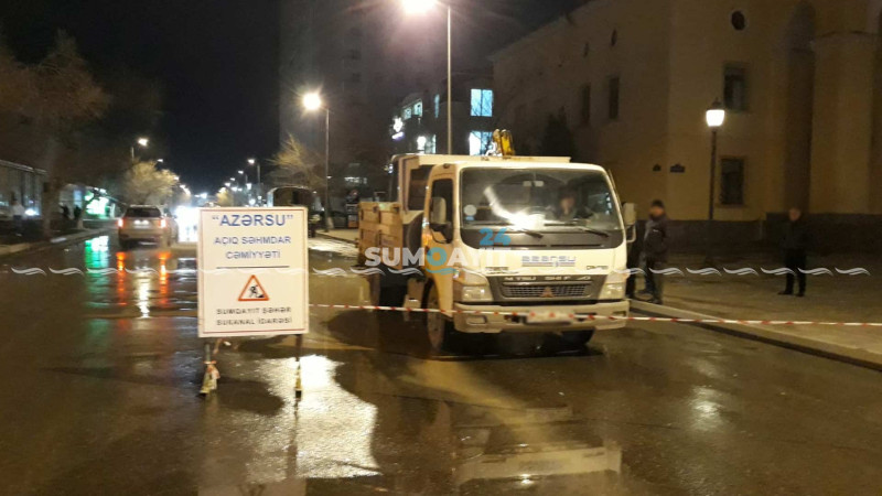 Sumqayıtda küçəni içməli su basıb