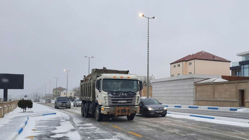 Sumqayıtda yollara qum-duz qarışığı səpilir