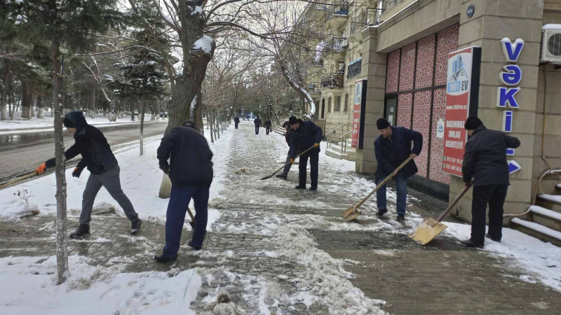 Sumqayıtda yollar və səkilər qardan təmizlənir