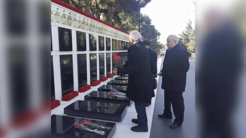 Sovet tankının əzərək şəhid etdiyi alimlərin xatirəsi yad olunub