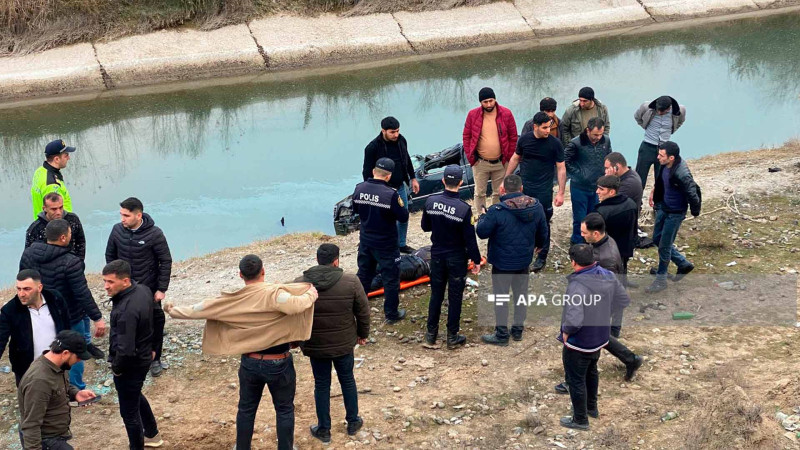 Sumqayıt sakininin idarə etdiyi maşın su kanalına aşıb, 3 nəfər həlak olub