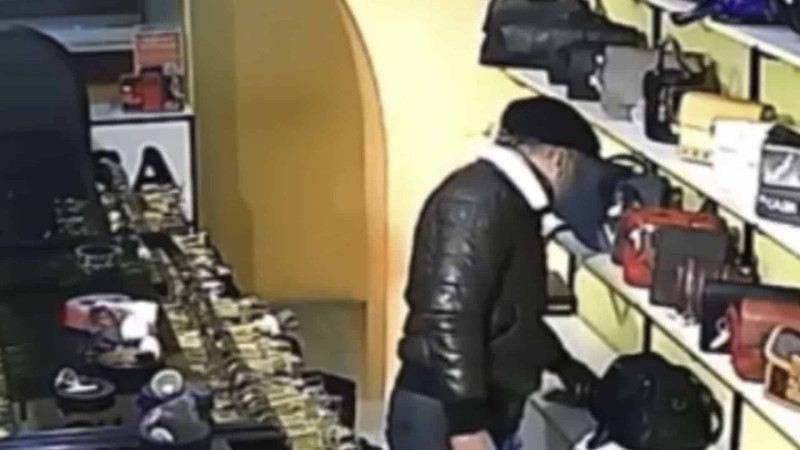 Mağazada çanta seçən kişi sonda telefon oğurlayıb