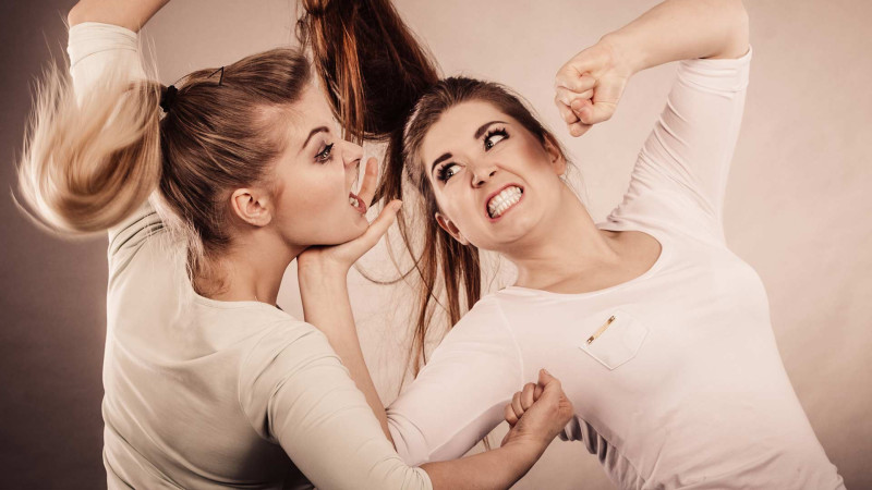 “Qayalı” marketdə qadın satıcını döyüb