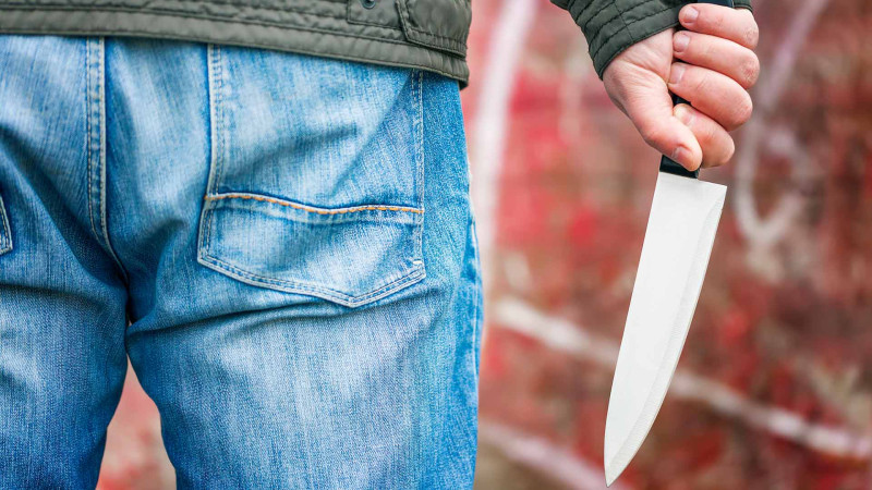 Arvadını vəzifəli şəxslə yaxalayıb, 17 bıçaq zərbəsi vurub