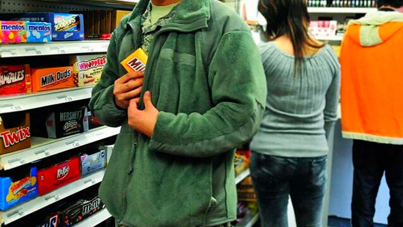 İmkanı olmadığından uşağı üçün balıq kürüsü oğurlayıb